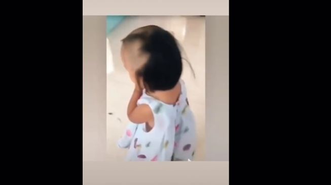 Ibu-ibu Ini Bagikan Momen Anaknya usai Cukur Rambut, Videonya Bikin Ngakak