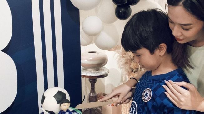 Potret Kedekatan Faradilla Yoshi dan Anak Sambung (instagram/@faradillayoshi)