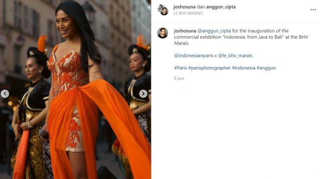 Anggun tampil dengan balutan kebaya ketika nyinden di tengah jalan Paris (Instagram/anggun_cipta)