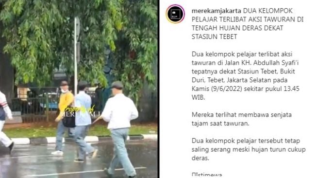 Ditengah Hujan Deras Tawuran Pelajar Pecah di Tebet, Saling Serang Pakai Celurit