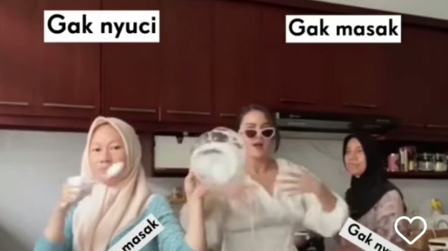 Potret Kedekatan Alice Norin dan Para Pembantu(Instagram/@alicenorin)