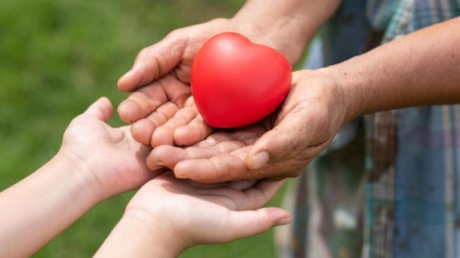 Manipulatif, Kenali 3 Tanda Pasangan yang Melakukan Love Bombing!