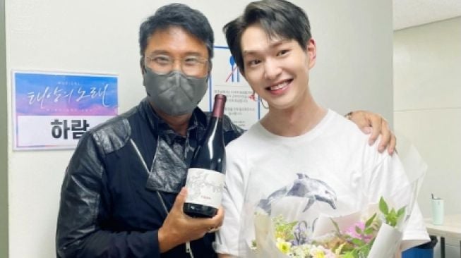 Tunjukkan Dukungan Bagi Onew SHINee, Lee Soo Man Datang dengan Buket Bunga