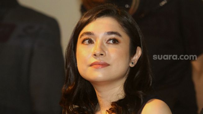 Pemain dalam film Atas Nama Surga, Amanda Rigby ditemui saat gala premiere film terbarunya di Plaza Indonesia XXI, Jakarta, Kamis (9/6/2022). [Suara.com/Angga Budhiyanto]