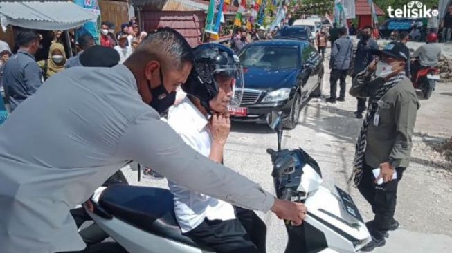 Presiden Jokowi dan Iriana Berboncengan Naik Motor Listrik Keliling Kampung Bajo Wakatobi