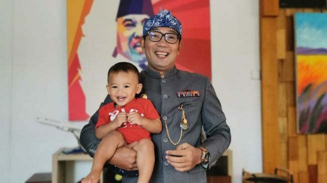 Gaya Anak Angkat Ridwan Kamil Dorong Motor Vespa Milik Istrinya Sungguh Menggemaskan, Captionnya Malah Bikin Salfok