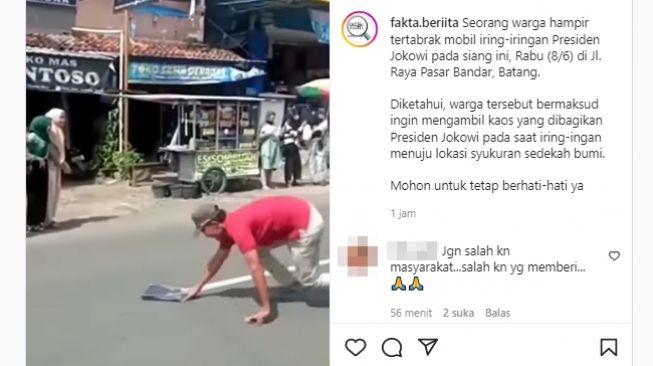 Warga hampir tertabrak mobil iring-iringan Presiden Joko Widodo di Batang, Jawa Tengah, yang diduga demi mengambil kaus. (Instagram/@fakta.beriita)