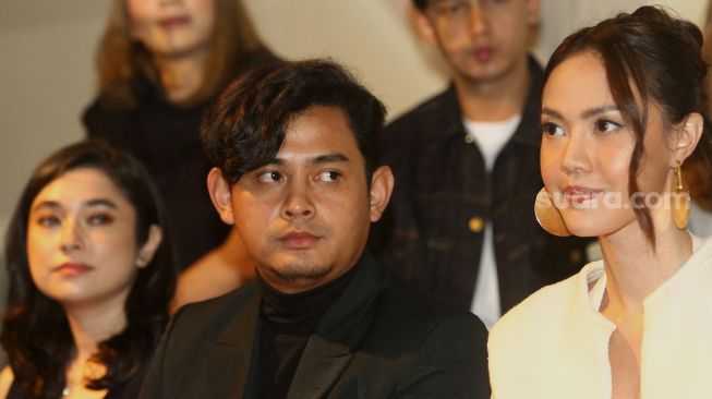 Pemain dalam film Atas Nama Surga, Miqdad Addausy (tengah) dan Della Dartyan (kanan) ditemui saat gala premiere film terbarunya di Plaza Indonesia XXI, Jakarta, Kamis (9/6/2022). [Suara.com/Angga Budhiyanto]