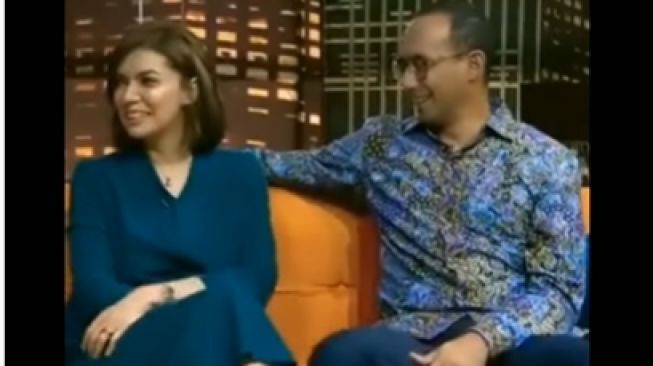 Najwa Shihab bersama suami saat hadir di acara talkshow (Instagram/ @viral6com).