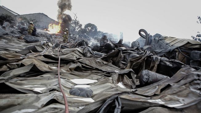 Petugas pemadam kebakaran berusaha memadamkan api yang membakar pabrik tiner di Curug, Kabupaten Tangerang, Banten, Kamis (9/6/2022).  ANTARA FOTO/Fauzan
