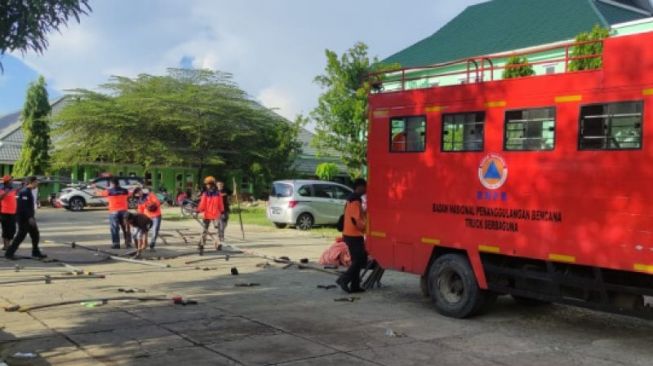 Pengungsi Gempa Mamuju di Kompleks Stadion Kekurangan Tenda Darurat