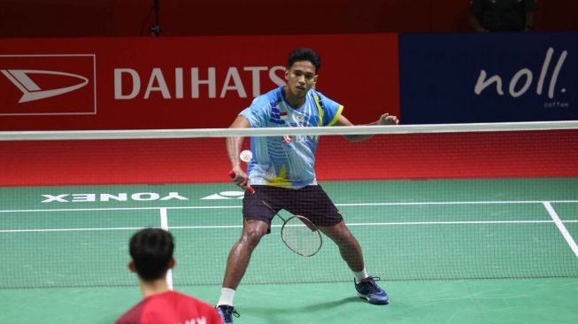 Pebulu tangkis tunggal putra Indonesia, Chico Aura Dwi Wardoyo saat berhadapan dengan Loh Kean Yew (Singapura) dalam babak kedua Indonesia Masters 2022 di Istora Senayan, Jakarta, Kamis (9/6/2022). [PBSI]