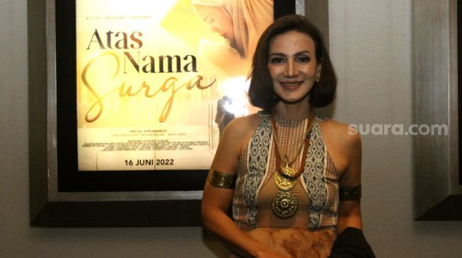 Pemain dalam film Atas Nama Surga, Wanda Hamidah berpose saat ditemui di Plaza Indonesia XXI, Jakarta, Kamis (9/6/2022). [Suara.com/Angga Budhiyanto]