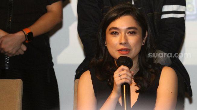 Pemain dalam film Atas Nama Surga, Amanda Rigby memberikan keterangan saat gala premiere film terbarunya di Plaza Indonesia XXI, Jakarta, Kamis (9/6/2022). [Suara.com/Angga Budhiyanto]