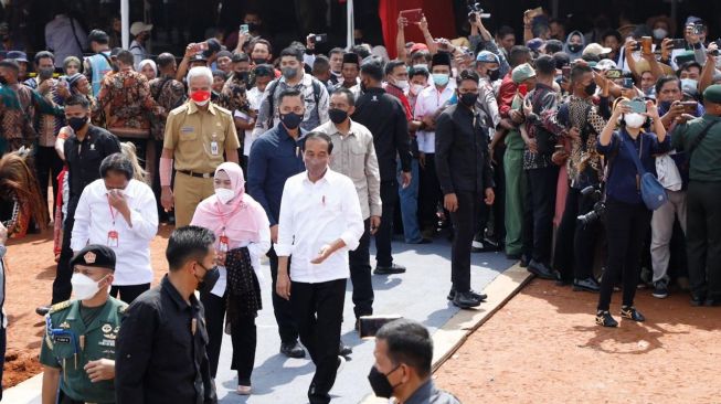 Jokowi Resmikan Pembangunan Industri Baterai Listrik di Batang, Ganjar Akan Siapkan SDM-nya