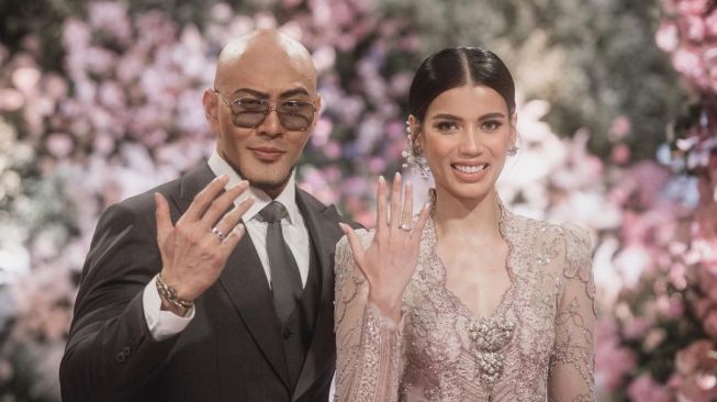 Artis Menikah di Usia 40 Tahun Lebih (instagram/@thebridestory)