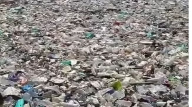 Lautan sampah cemari pantai (Instagram/ @fakta.indo).