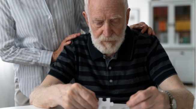 Beda Alzheimer dan Demensia yang Sering Dianggap Sama, Ketahui di Sini