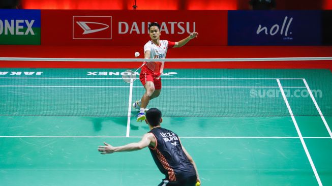 Pebulu tangkis tunggal putra Indonesia Anthony Ginting melakukan serangan kepada pebulu tangkis tunggal putra Malaysia Lee Zii Jia pada babak perempat final Daihatsu Indonesia Master 2022 di Istora Senayan,  Jakarta Pusat, Jumat (10/6/2022). [Suara.com/Alfian Winanto]