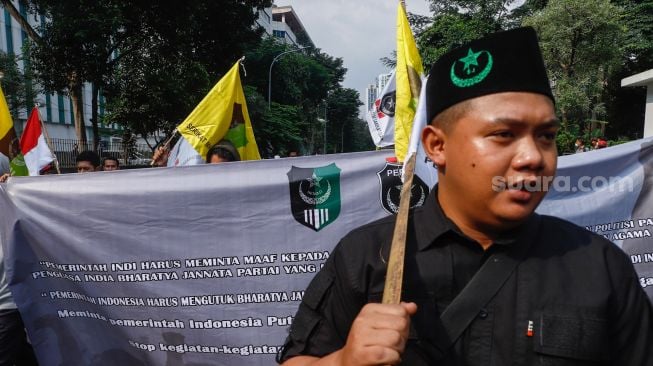 Sejumlah massa menggelar aksi unjuk rasa di depan Kedutaan Besar India, Kuningan, Jakarta Selatan, Jumat (10/6/2022). [Suara.com/Alfian Winanto]