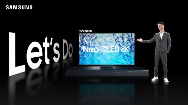 Simon Lee bersama Smart TV Neo QLED 8K [Samsung].