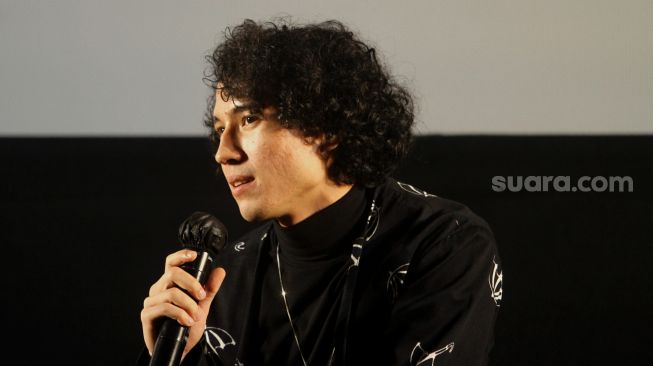 Pemeran Pertaruhan The Series, Giulio Parengkuan memberikan keterangan saat gala premiere series terbarunya di Djakarta Theater XXI, Jakarta, Jumat (10/6/2022). [Suara.com/Angga Budhiyanto]