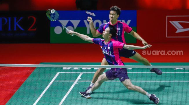 Pebulu tangkis ganda putra Indonesia Marcus Gideon dan Kevin Sanjaya melakukan serangan kepada pebulu tangkis ganda putra Malaysia Goh Sze Fei dan Nur Izzuddin  pada babak perempat final Daihatsu Indonesia Master 2022 di Istora Senayan,  Jakarta Pusat, Jumat (10/6/2022). [Suara.com/Alfian Winanto]