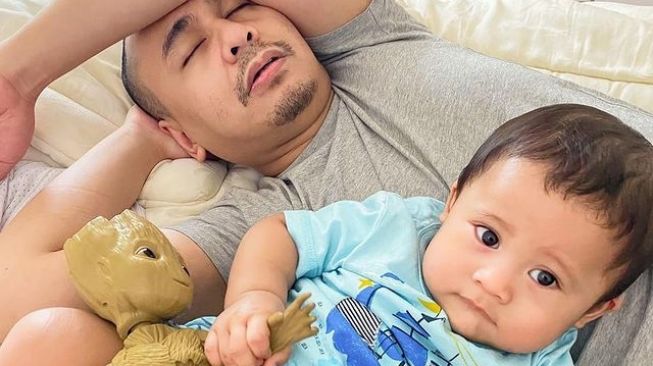  Momen Raditya Dika Momong Anak (Instagram/raditya_dika)