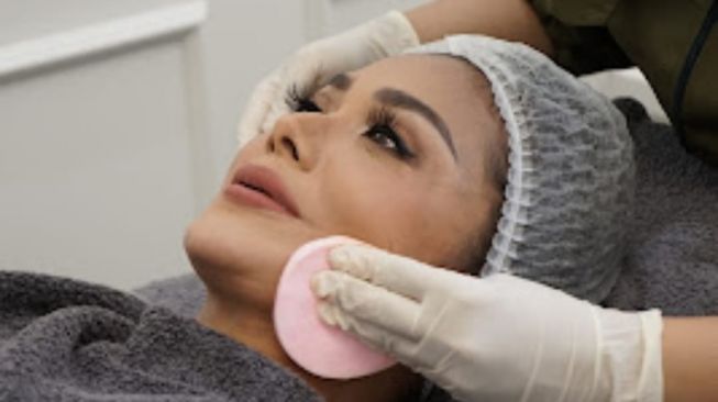 Krisdayanti alias KD menjalani treatment kecantikan di Klinik Dermapro Jakarta. [dokumentasi pribadi]