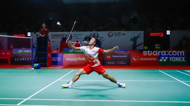 Pebulu tangkis tunggal putra Indonesia Anthony Ginting melakukan serangan kepada pebulu tangkis tunggal putra Malaysia Lee Zii Jia pada babak perempat final Daihatsu Indonesia Master 2022 di Istora Senayan,  Jakarta Pusat, Jumat (10/6/2022). [Suara.com/Alfian Winanto]