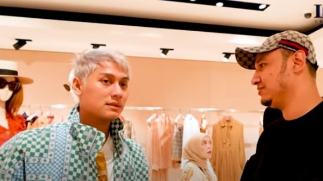 Momen Rizky Billar dan Habib Usman merusak properti di store Gucci yang berada di Prancis [YouTube/Leslar Entertainment]