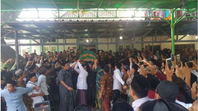 Ribuan Pelayat Padati Kediaman KH Dimyati Rois