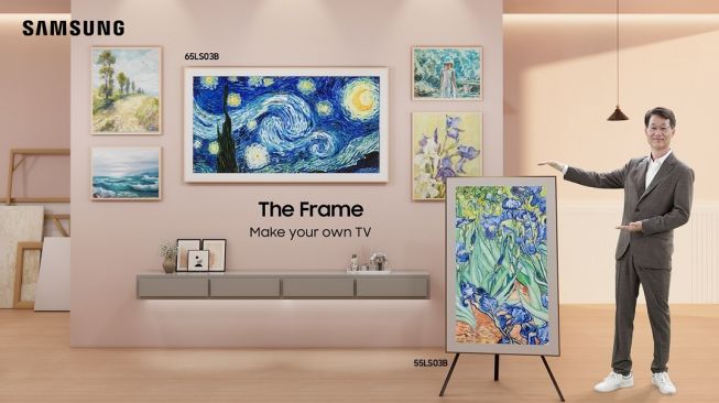 Simon Lee bersama Smart TV The Frame [Samsung].