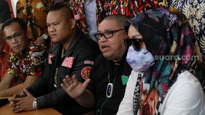 Kuasa hukum Medina Zein, Razman Arif Nasution (kedua kanan) memberikan keterangan pers di kantornya di kawasan Kuningan, Jakarta, Jumat (10/6/2022). [Suara.com/Angga Budhiyanto]