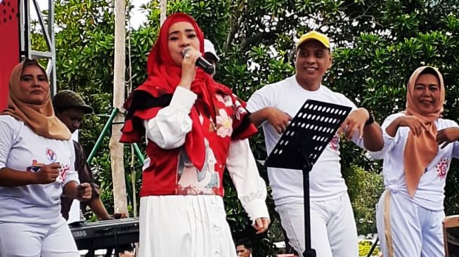  Potret Ikke Nurjanah Nyanyi di panggung hajatan (Instagram/@ikkenurjanah0518)