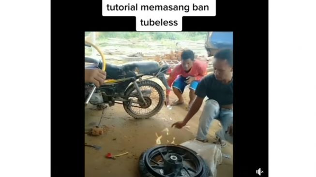 Ikuti Tutorial Praktis Pasang Ban ke Pelek Motor di Sosial Media, Pria Ini Malah Syok Usai Praktik