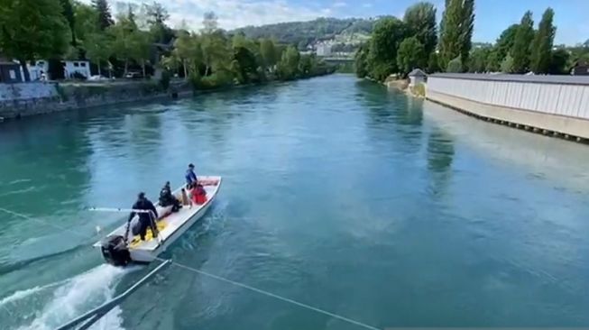 Kepolisian Bern, Swiss, menyatakan sejumlah komunitas di Sungai Aare, dilibatkan dalam proses proses pencarian Emmeril Kahn Mumtadz atau Eril, putra sulung Gubernur Jawa Barat Ridwan Kamil yang dinyatakan hilang pada Kamis (26/5/2022). (Humas Kemenlu-KBRI Bern/aa. (Handout Humas Kemenlu-KBRI Bern)