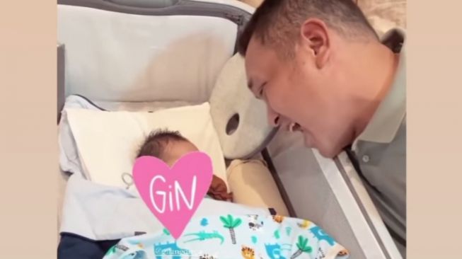 Potret Manis Gilang Dirga dengan Baby Gin (Instagram/@adieztyfirza)