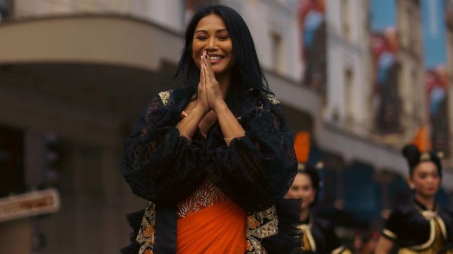 Anggun C Sasmi Nyinden di Jalan Raya Kota Paris Disambut Meriah, Videonya Bikin Merinding