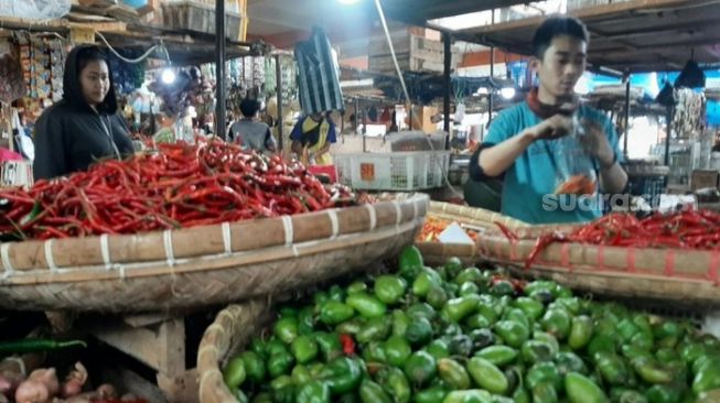 Pedagang cabai di Pasar Muka Cianjur, Jawa Barat (Suara.com/Fauzi Noviandi)