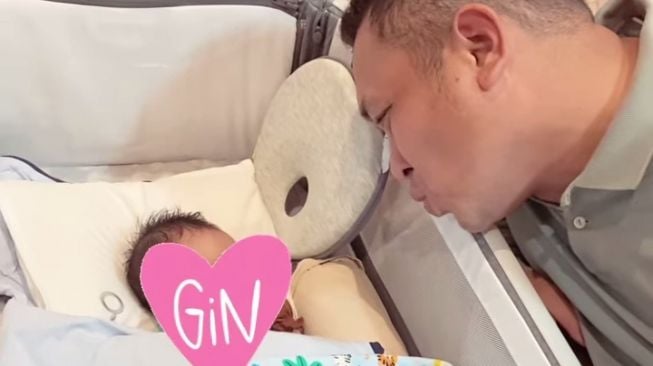 Potret Manis Gilang Dirga dengan Baby Gin (Instagram/@adieztyfirza)