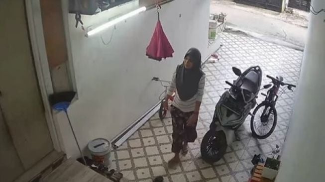 Aksi Seorang Wanita Curi Sepeda di Teras Rumah Terekam CCTV, Warganet: Mungkin Dia Pinjam Tapi Gak Bilang