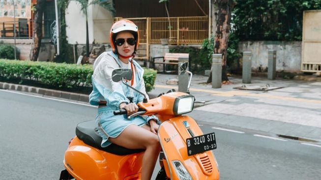 Potret Wika Salim Motoran Pakai Baju Seksi (Instagram/@wikasalim)