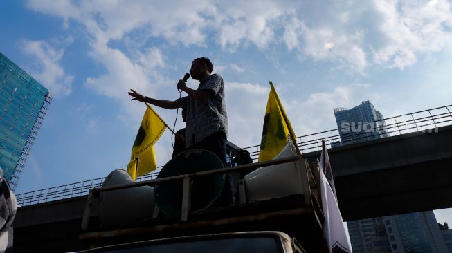 Sejumlah massa menggelar aksi unjuk rasa di depan Kedutaan Besar India, Kuningan, Jakarta Selatan, Jumat (10/6/2022). [Suara.com/Alfian Winanto]