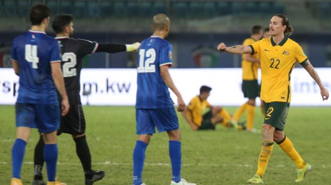 Kiper Timnas Kuwait, Sulaiman Abdulghafoor (kedua kiri). [YASSER AL-ZAYYAT / AFP]