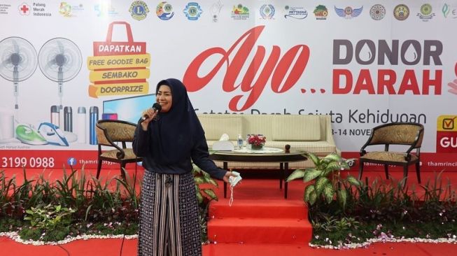  Potret Ikke Nurjanah Nyanyi di panggung hajatan (Instagram/@ikkenurjanah0518)