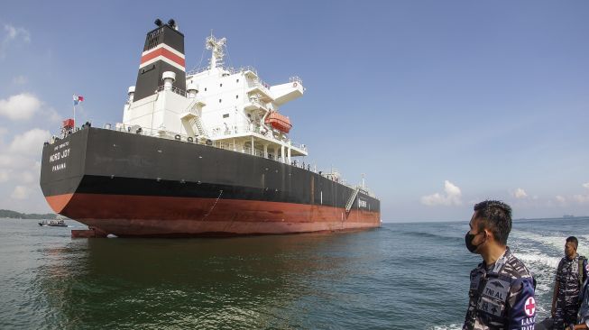 Kapal berjenis motor tanker (MT) Nord Joy yang diamankan TNI AL berada di perairan Batam, Kepulauan Riau, Jumat (10/6/2022).  ANTARA FOTO/Teguh Prihatna
