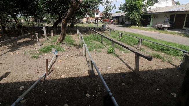 Suasana pasar hewan Muning yang sepi karena ditutup di Kota Kediri, Jawa Timur, Jumat (10/6/2022).  ANTARA FOTO/Prasetia Fauzani