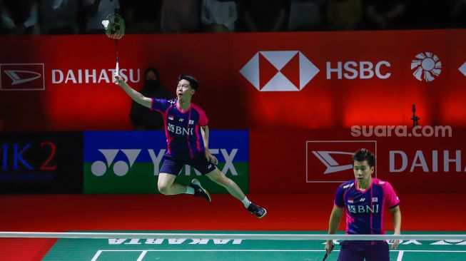 Pebulu tangkis ganda putra Indonesia Marcus Gideon dan Kevin Sanjaya melakukan serangan kepada pebulu tangkis ganda putra Malaysia Goh Sze Fei dan Nur Izzuddin  pada babak perempat final Daihatsu Indonesia Master 2022 di Istora Senayan,  Jakarta Pusat, Jumat (10/6/2022). [Suara.com/Alfian Winanto]