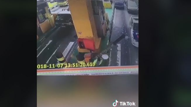 Niat Mengatur Mobil segera Masuk ke Jalan Tol, Pria Berseragam Polisi Ini Malah Tertimpa Palang Pintu Berkali-kali